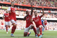 足球对决亮点：阿尔瓦雷斯帽子戏法，福登关键助攻逆转战局